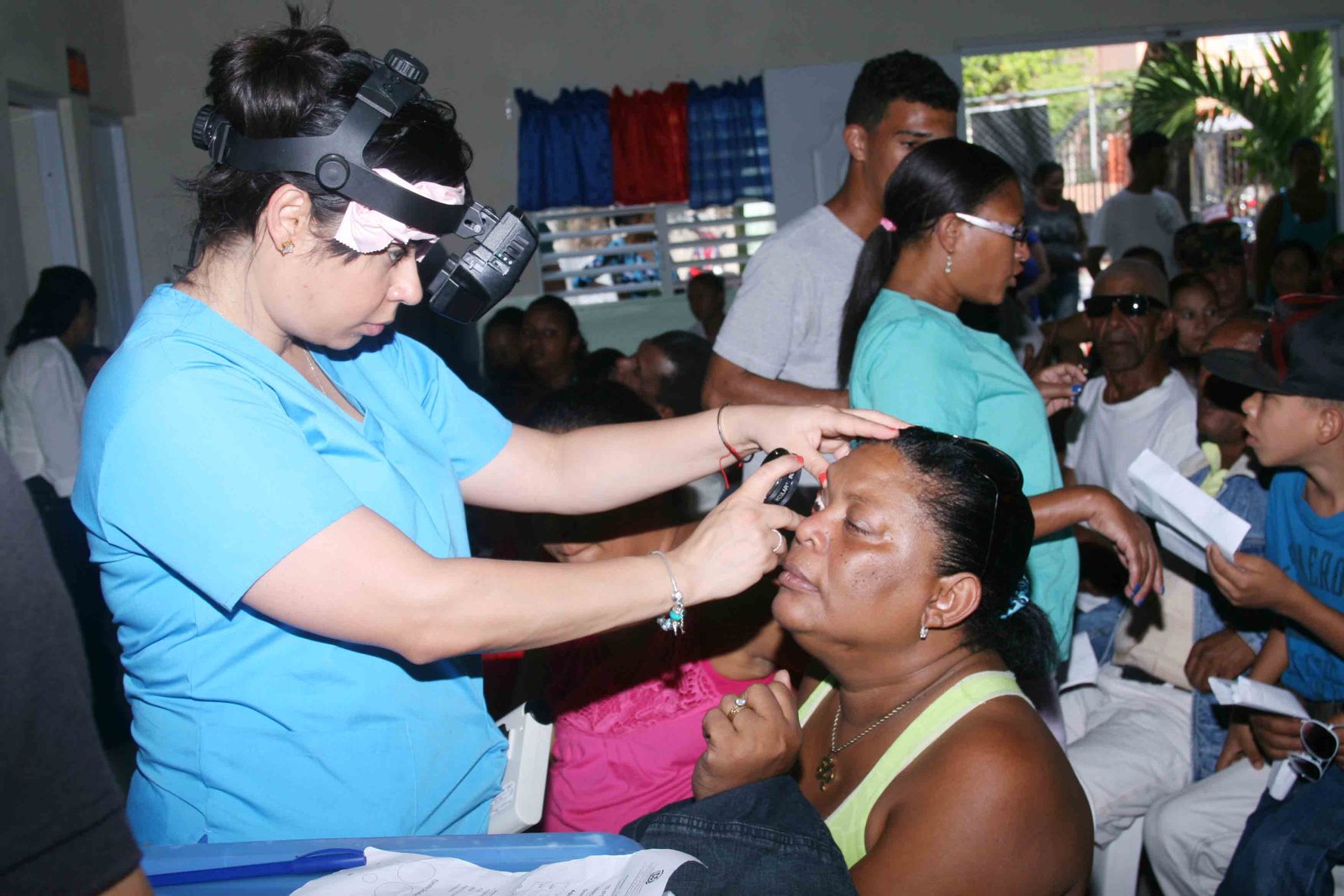 La Dr. Evelyn Díaz dirige los operativos de prevención de la vista que auspicia la oficina del senador de Espaillat, Doctor José Rafael Vargas.